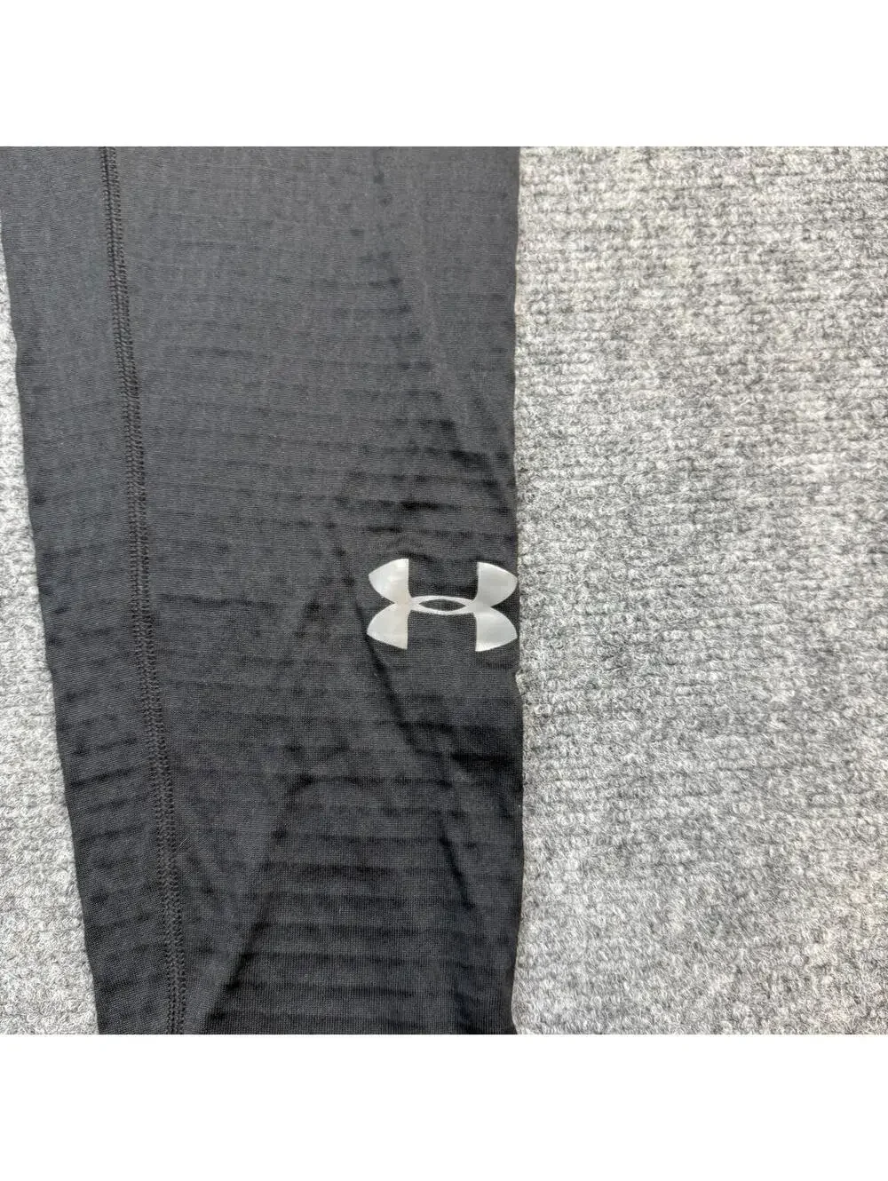 Under Armour black thermal leggings with subtle textured pattern Youth XL